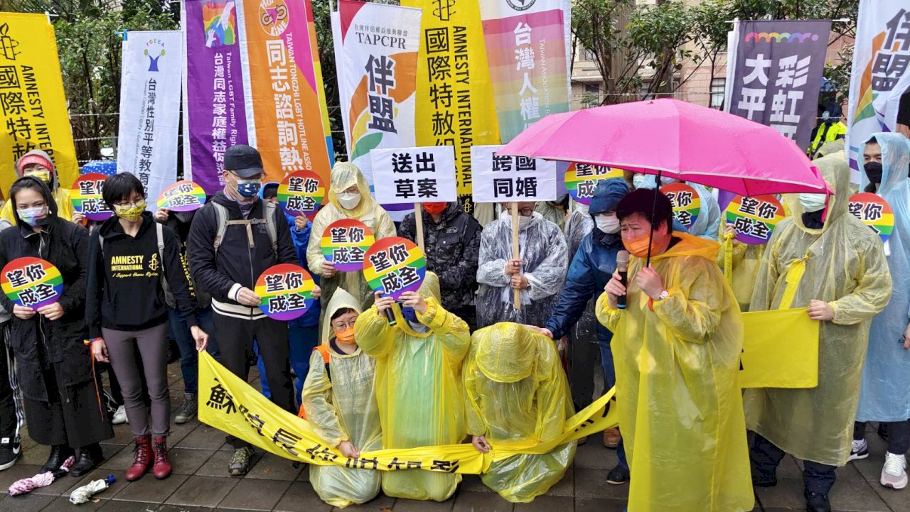 我們只是想結婚！ 跨國伴侶下跪哭求政院速提修法草案(影音)