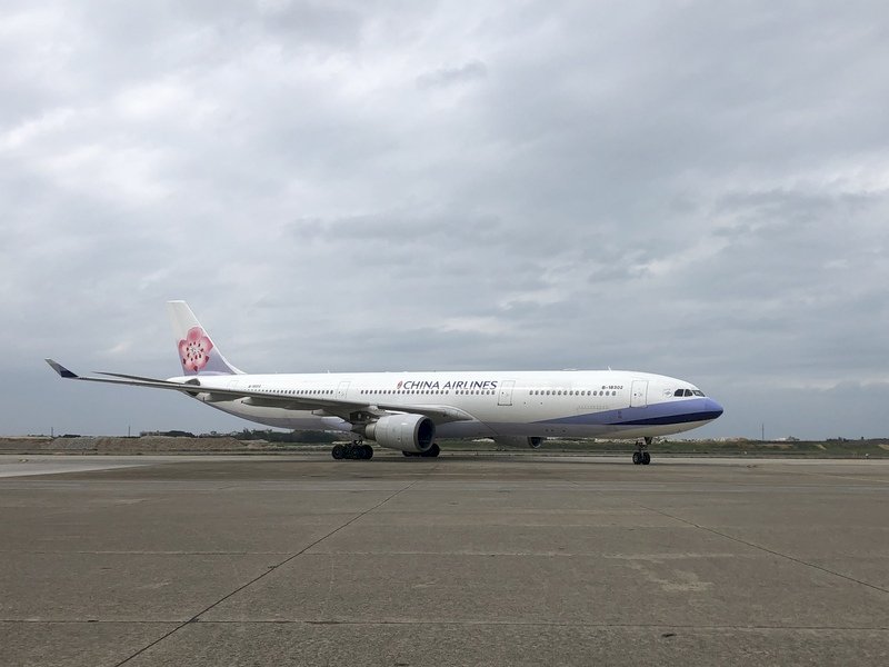 華航班機疑遭鳥擊 桃機暫關1跑道影響13航班