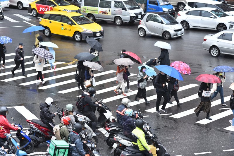 華南雲雨區東移水氣增 沿海防10級強風