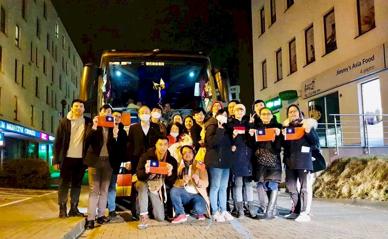 烏克蘭18名台僑抵波蘭華沙 4人赴斯洛伐克