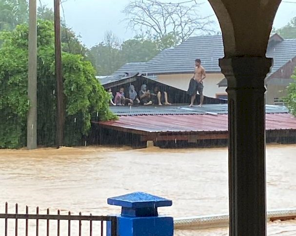 豪雨襲馬來西亞半島 逾萬人撤離家園