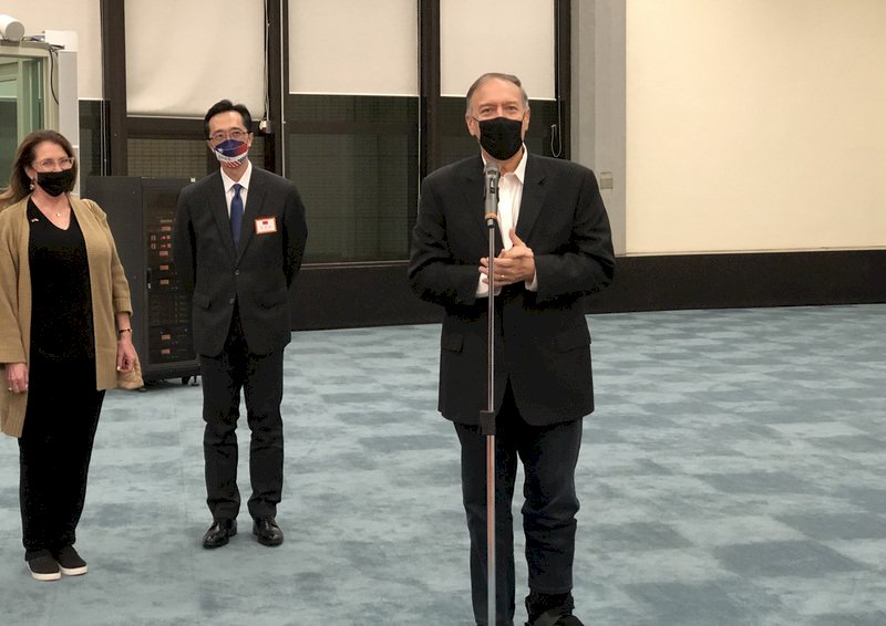 蓬佩奧搭機來台訪問 班機晚間7時38分抵達