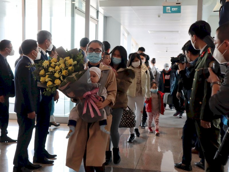俄烏戰火不止  越南首架撤僑包機接回近300人