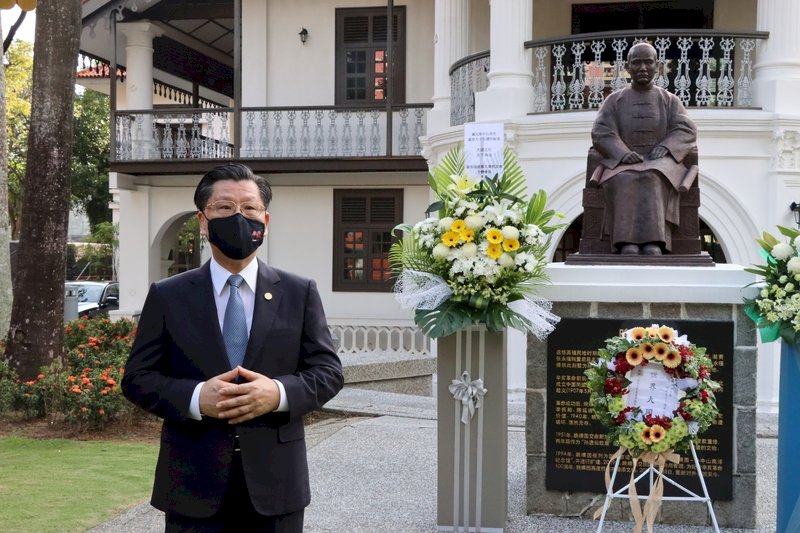 國父逝世97週年  駐新加坡代表晚晴園獻花致敬