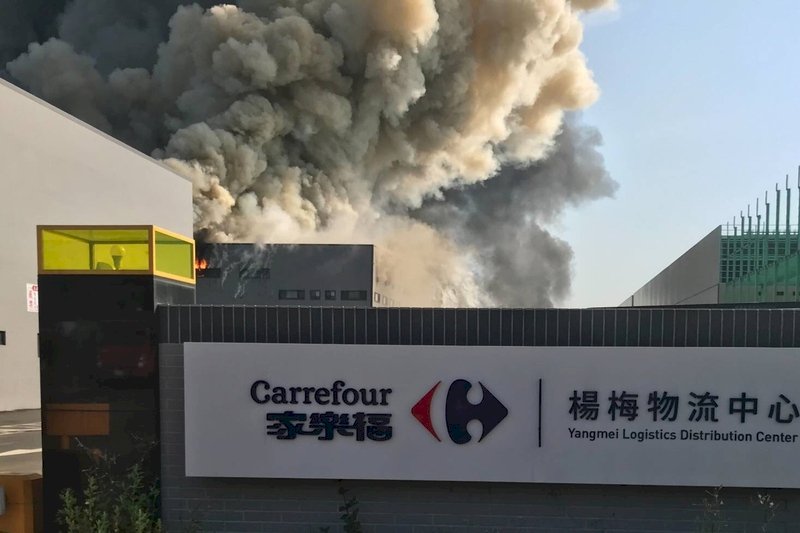 美福倉儲燒完換家樂福楊梅倉儲燒！大火濃煙竄天際