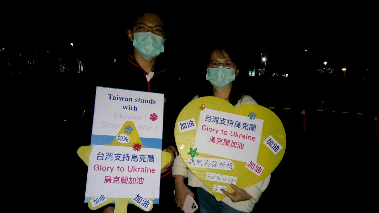 台灣媽媽帶孩子聲援烏克蘭 大讚央廣讓戰地「聽見希望」