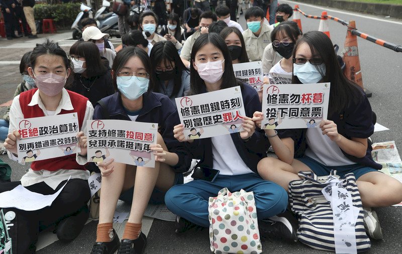 ◎賦予權力，青年就能展現態度！朝野共識，18歲公民權修憲先行……