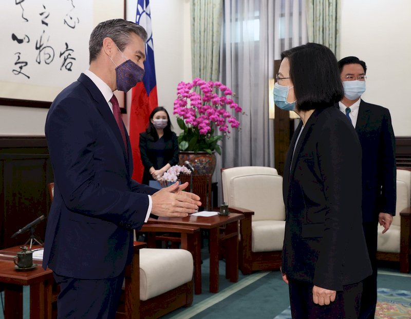 接見美NED會長 總統：盼參與交流強化全民動員防衛