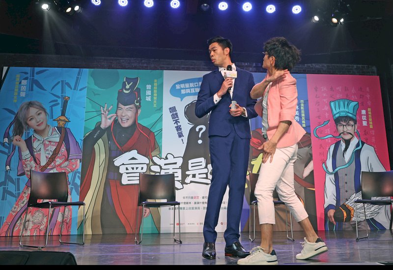 唐從聖上台呼陳大天巴掌 喜劇記者會大玩時事哏