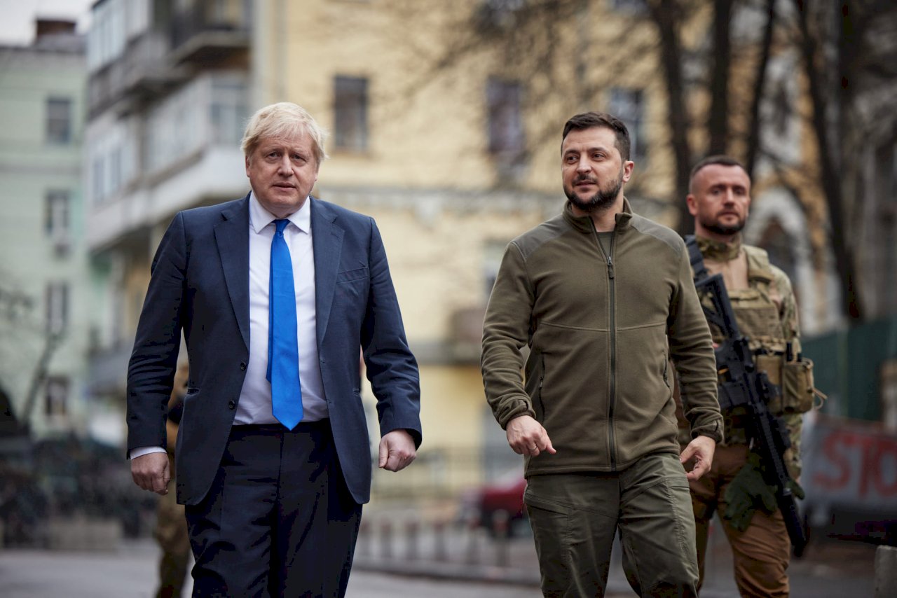 英相強生親訪基輔 提供烏克蘭更多軍援