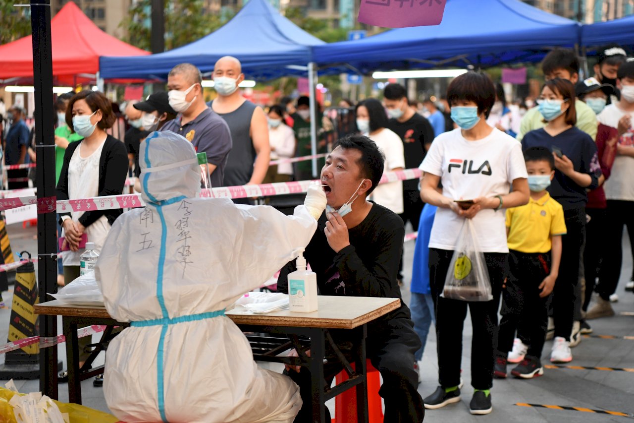 中國調整封控措施未消弭亂象 廣州物資短缺、醫護崩潰痛哭