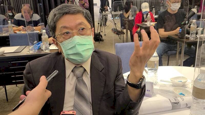 專家：疫情處高原期 等同流感時才能解口罩令