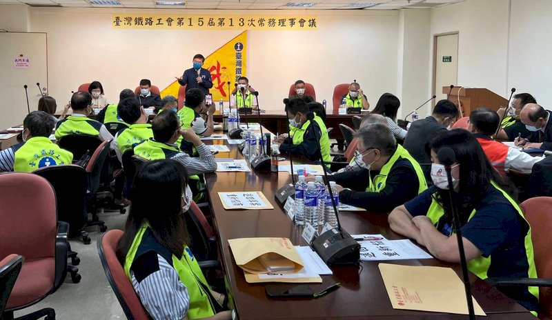 溝通不歡而散  台鐵工會：5/1萬人不加班 交長：籲工會三思