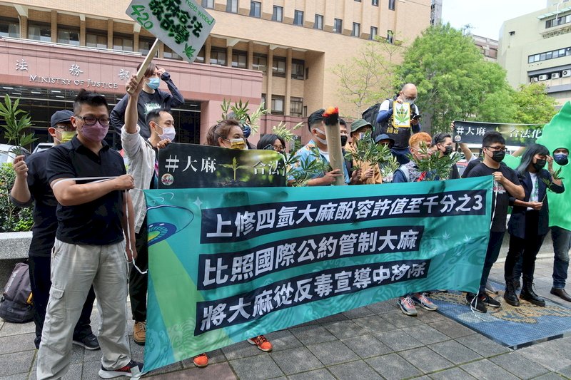 民團法務部前倡議大麻除罪化 警方3度舉牌後解散
