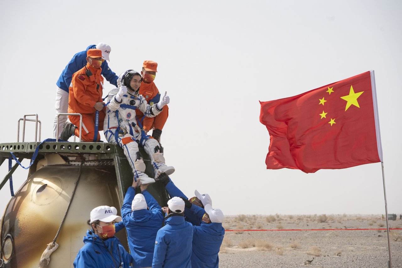 中國神舟十三號返回地球 3名太空人安全出艙