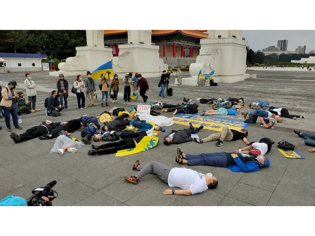 抗議俄羅斯軍隊 在台烏人臥躺自由廣場悼念無辜平民