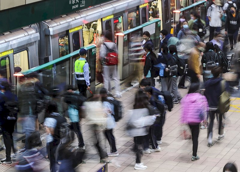 颱風天別亂跑 北捷班距15分鐘 百貨公司沒開
