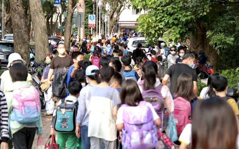 6到11歲學童最快5月2日打疫苗  家長有7天思考期