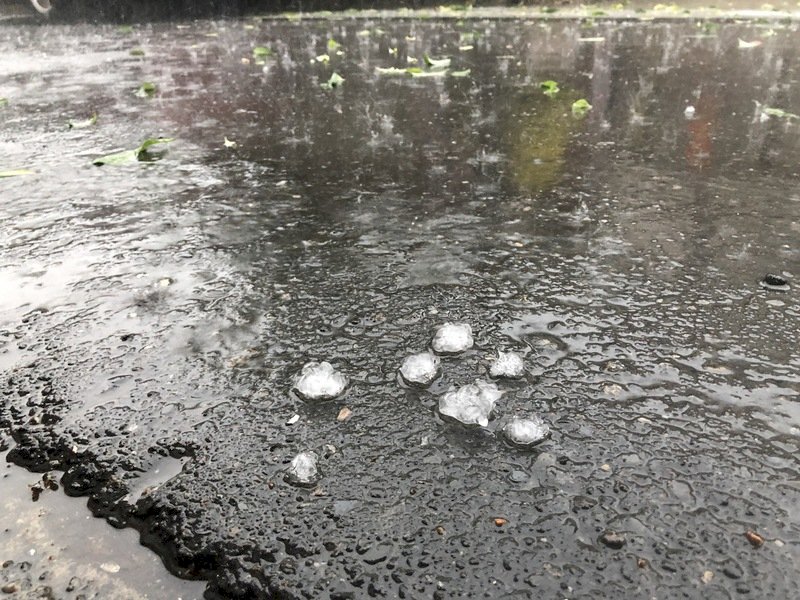 強烈對流嘉義下冰雹 伴隨打雷劇烈降雨