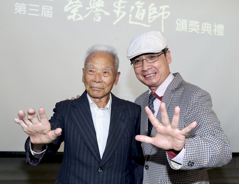 95歲榮譽步道師謝見祥 用手堆砌石駁維護家園