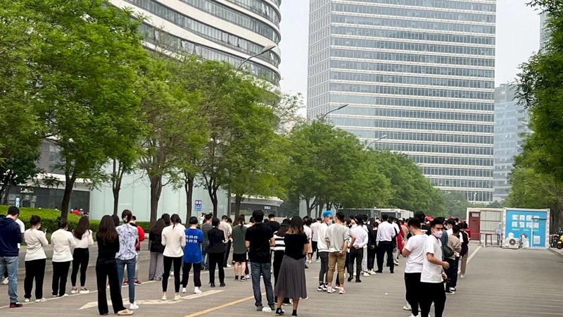 北京逾100地鐵站關閉 大學現疫情師生轉運集中隔離點