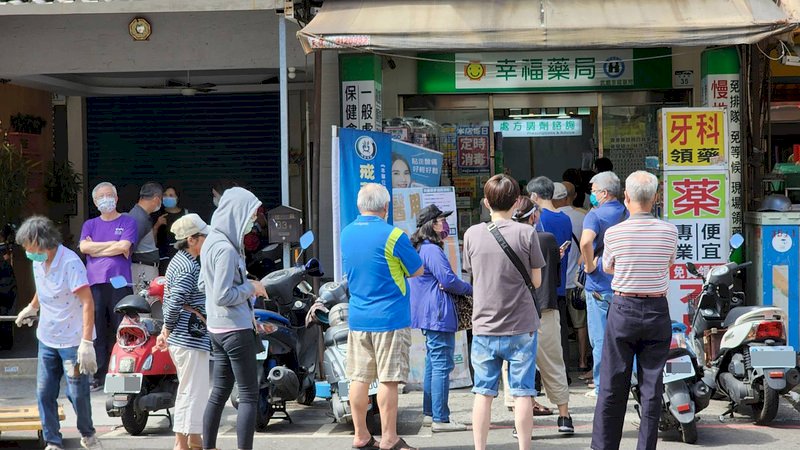 快篩實名制首賣現排隊潮 衛福部：一定買得到、勿爭先恐後