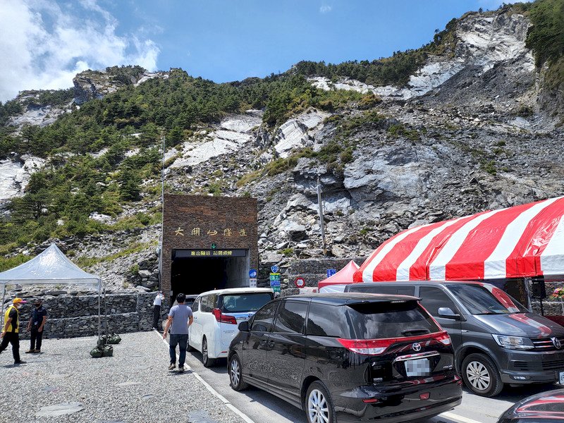 有條件通車 南橫公路排隊車流綿延逾5公里