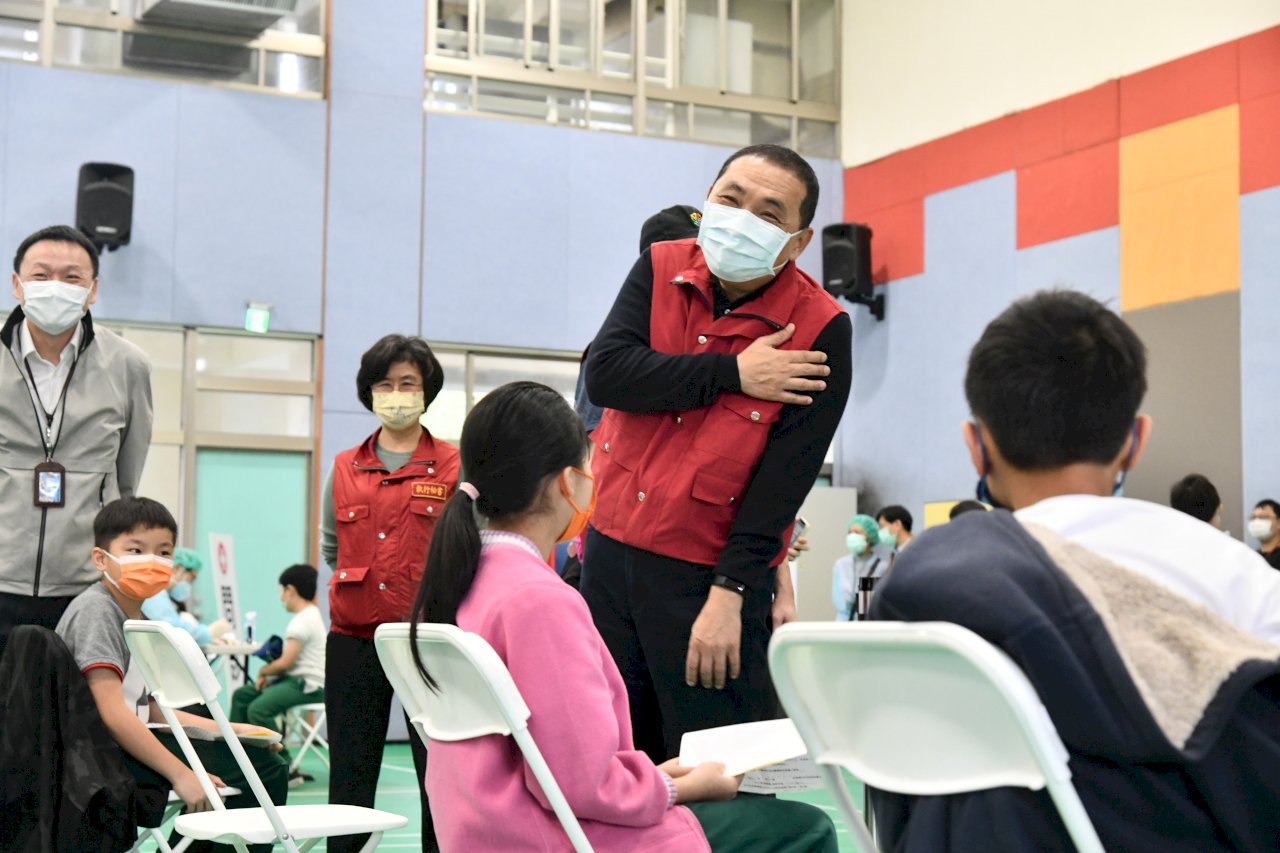 新北兒童疫苗開打 侯友宜：絕對尊重家長選擇