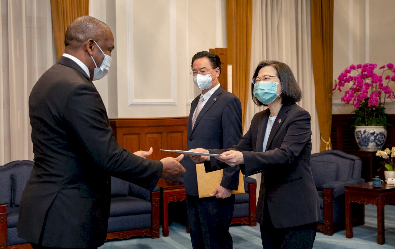 聖露西亞大使路易斯呈遞到任國書 盼深入了解老友口中的台灣