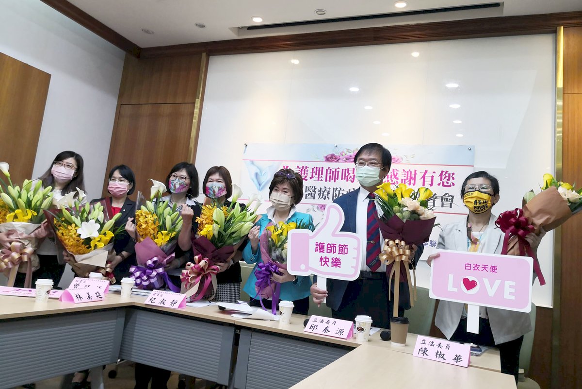 國際護師節前夕 跨黨派立委送海芋為護理師打氣爭取權益