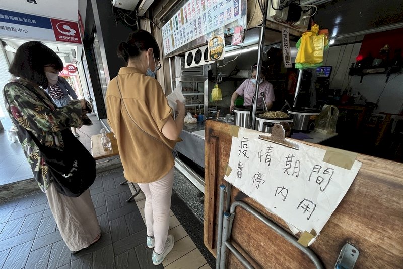「與病毒共存」代價 調查：民眾消費意願指數降至去年三級警戒來最低