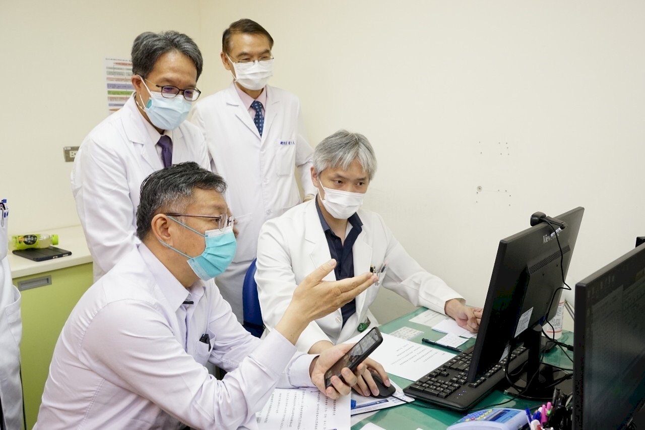 柯文哲：中央若堅持PCR確診才給藥 會死很多人