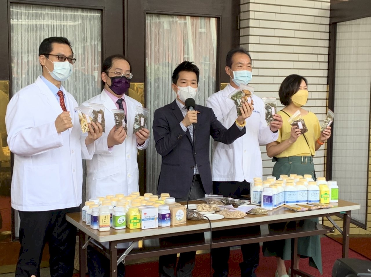 清冠一號傳價格哄抬 中醫師提醒：坊間亂買恐觸法 傷身傷財