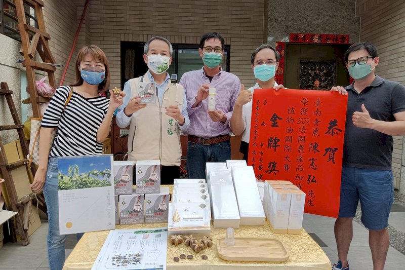 台南青農種印加果榨油  參加法國競賽奪金