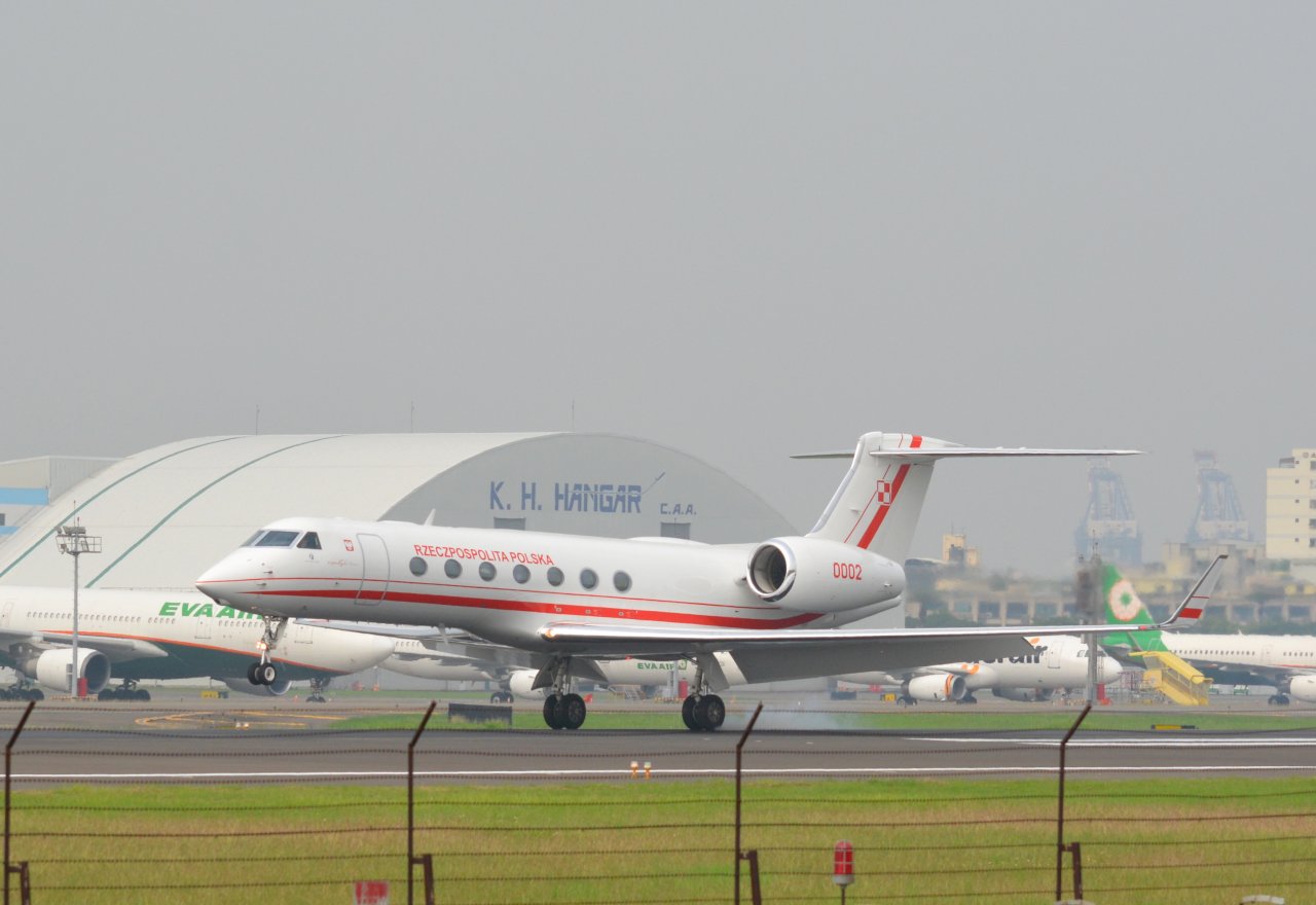 波蘭貿易團政府專機降落高雄 波蘭在台記者驚呼歷史時刻