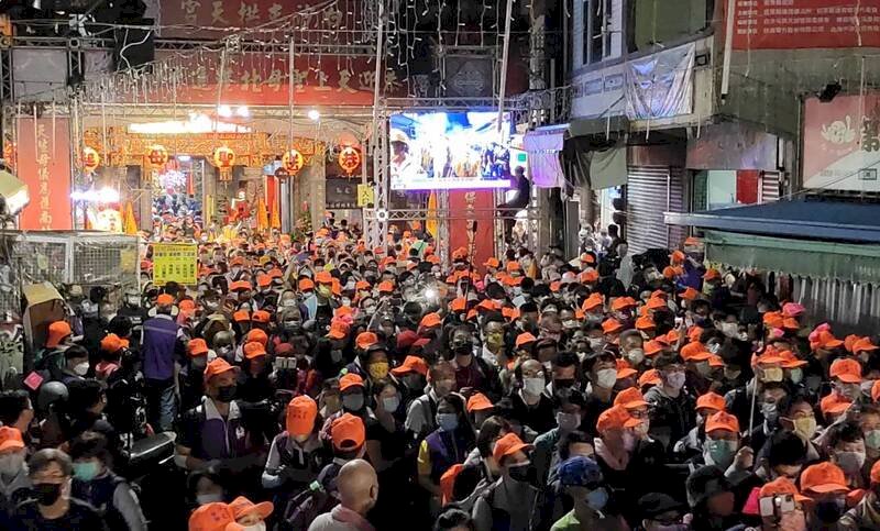 白沙屯媽祖進香啟程 萬人簇擁「粉紅超跑」長征