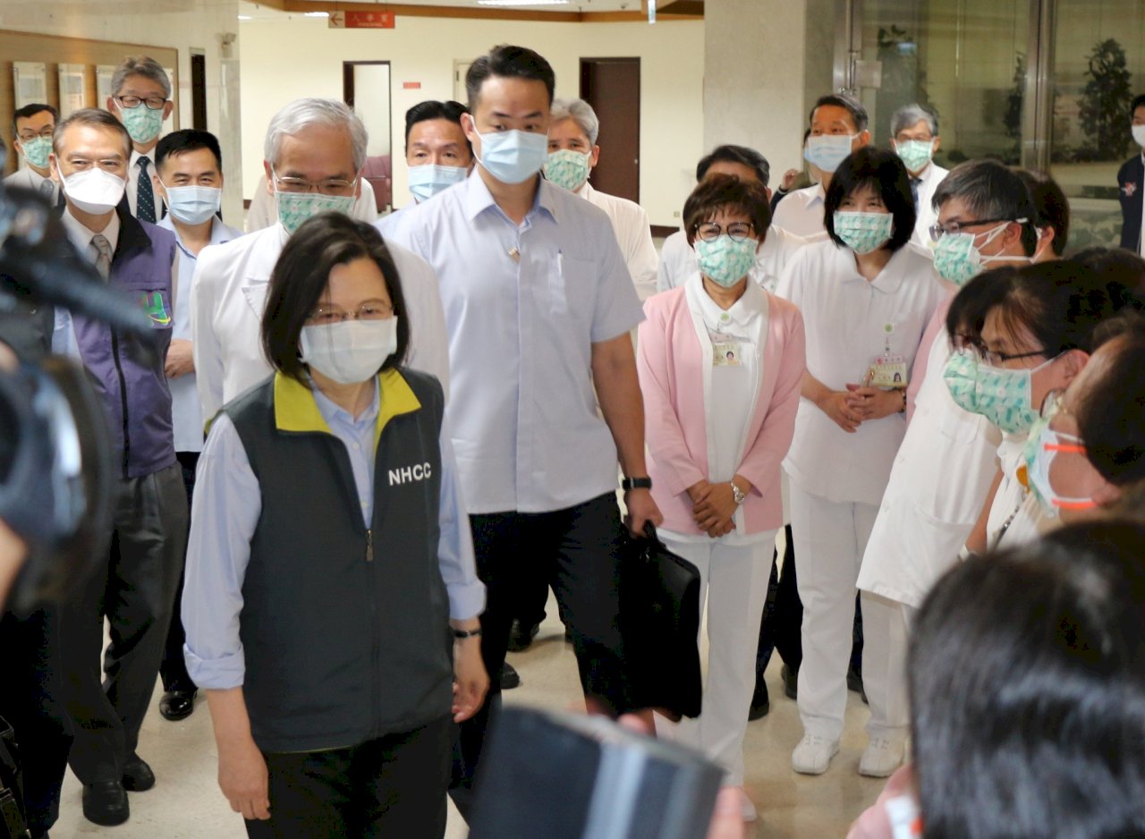 蔡總統視察北榮 回應法傳系統、給藥及紓困問題