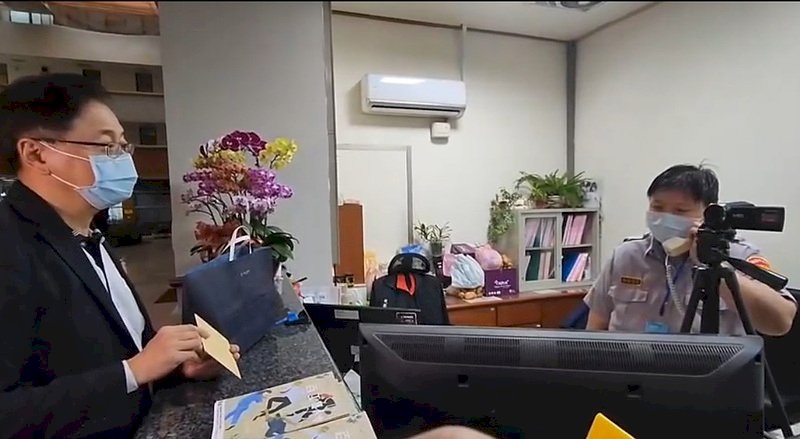 張善政親赴桃議會 送邱奕勝卡片禮物被婉拒