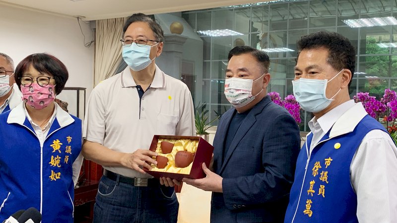 終於見到面  張善政與邱奕勝閉門會談