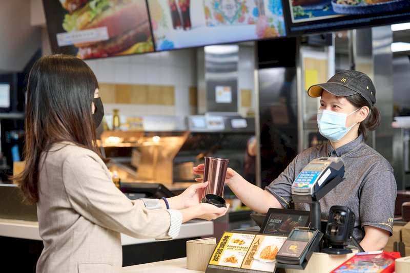 落實環保 7月起自備飲料杯至少省5元