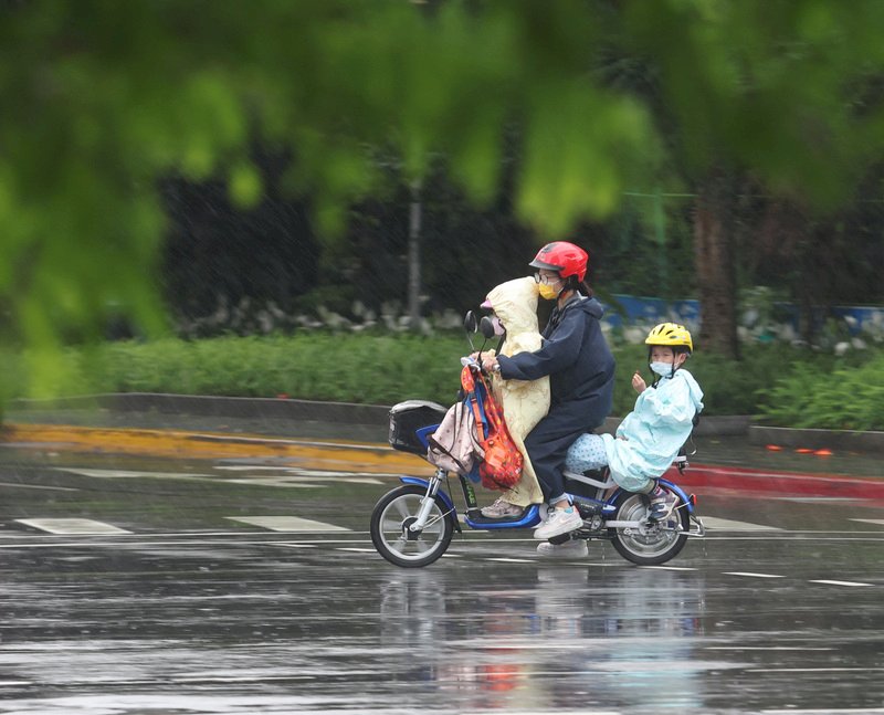 下班注意越晚雨越大  28日鋒面北抬天氣轉好