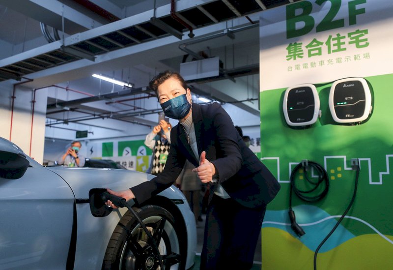 台電電動車充電示範場 「2個專用」解舊大樓設樁痛點 (影音)