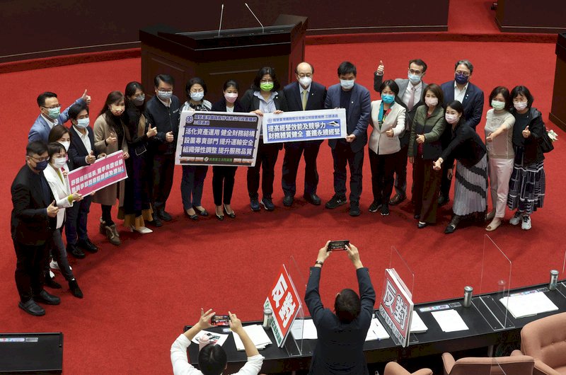 台鐵公司化三讀通過 不裁員不減薪設基金承接短期債務