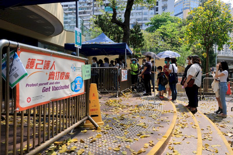 香港打3劑才能進餐廳  接種疫苗再現人龍