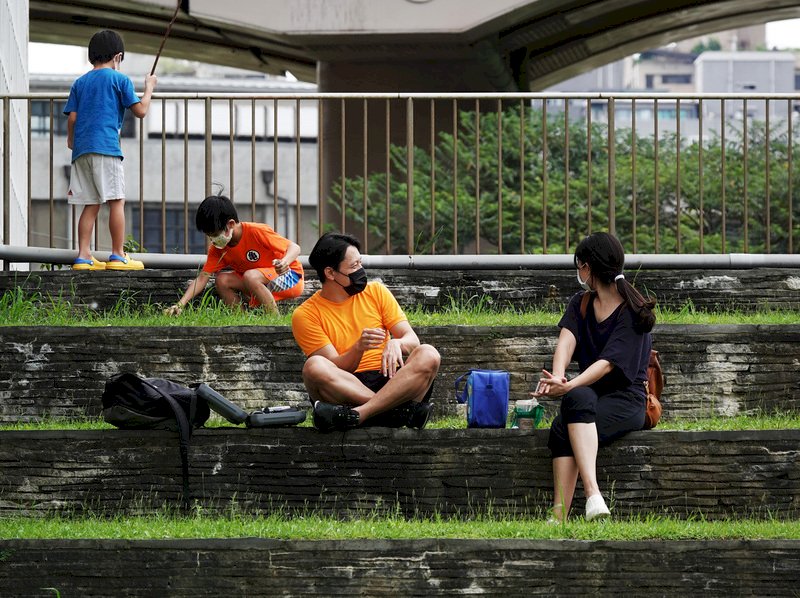 鋒面接近及西南風影響 午後留意強降雨大雷雨