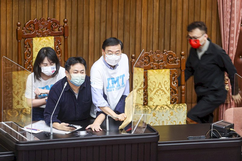 國民黨團突襲占主席台 阻擋立院處理國務機要費除罪