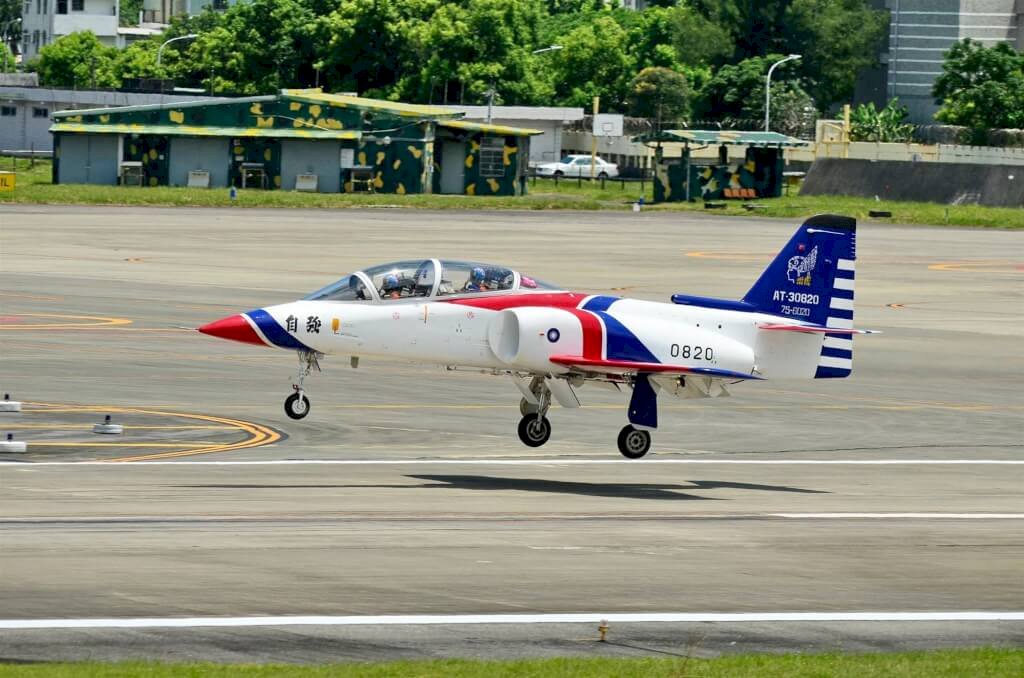 AT-3教練機高雄墜毀殘骸尋獲 死者身分確認中