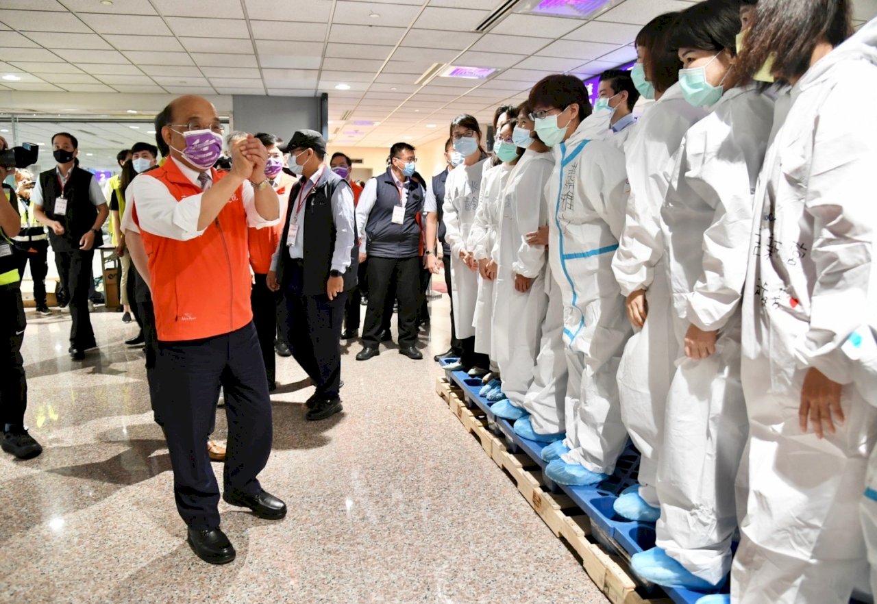 蘇貞昌赴桃機視察 宣布明起落地採檢全面改為唾液PCR