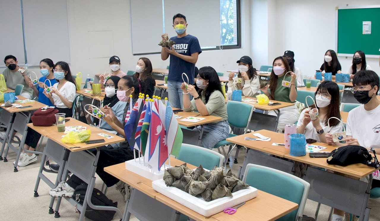 大學慶端午多元獻粽 境外生好開心
