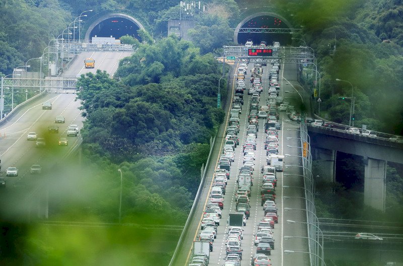 中秋連假車流湧現 國5南下時速不到40公里